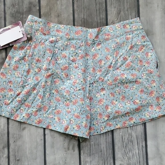 NWT Love Fire Floral Flowy Shorts Sz Med - Picture 4 of 5